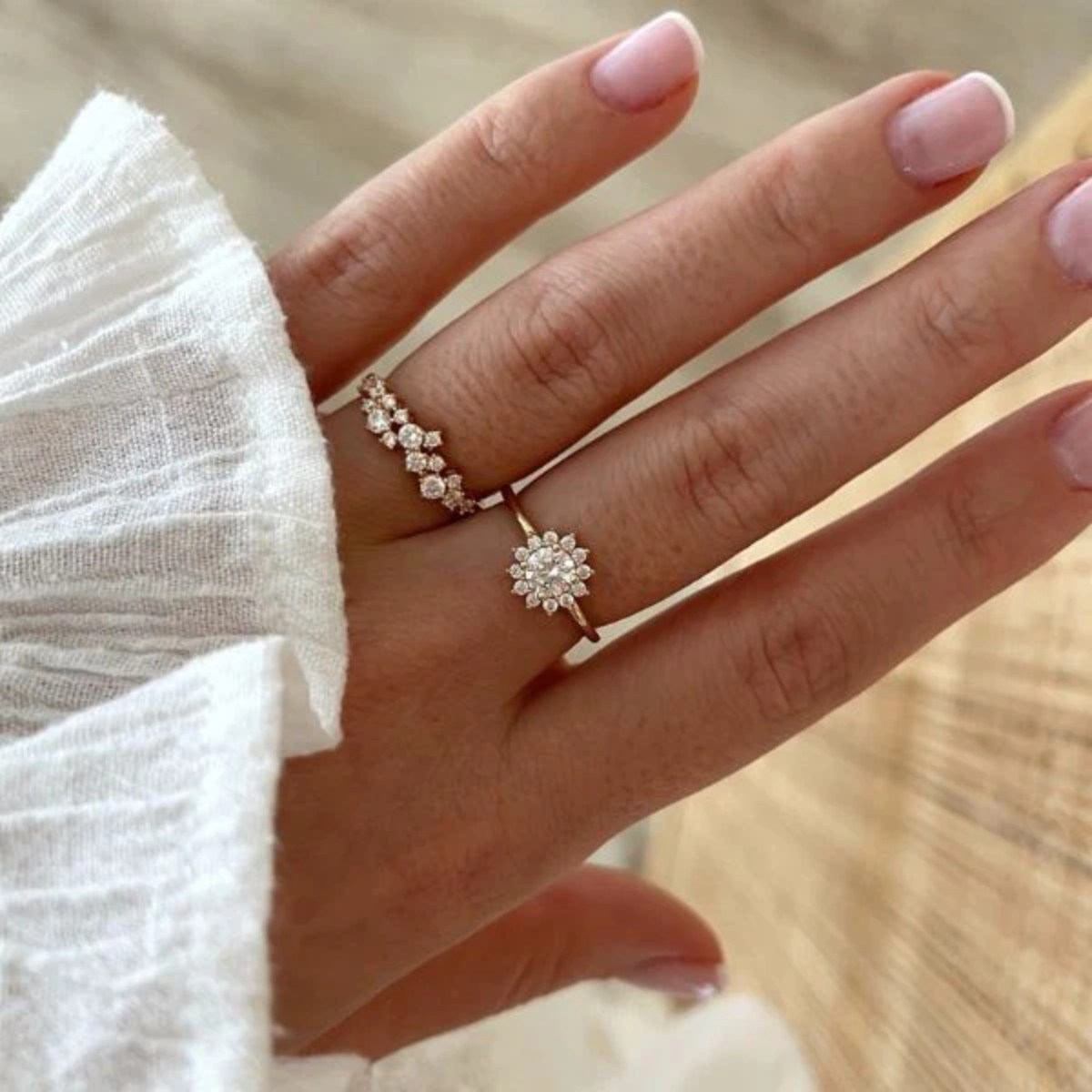 Main féminine portant deux bagues de promesse serties de diamants de laboratoire, symboles d’engagement et d’amour, création éthique Laveran Paris.